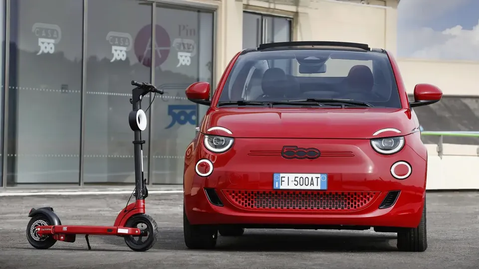 Elettronauti - Fiat 500e 42 kWh - Blu - Esterno - Vista anteriore a tre quarti