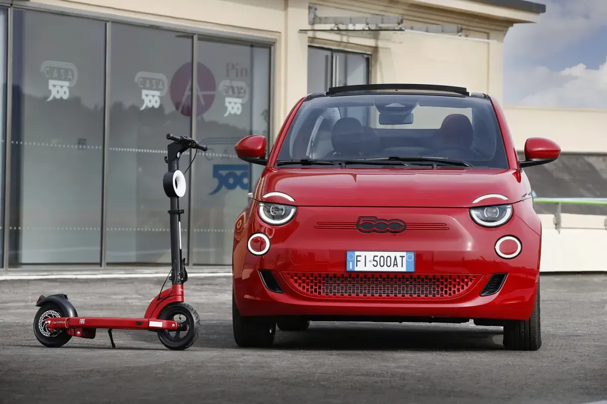 Elettronauti - Fiat 500e 42 kWh - Blu - Esterno - Vista anteriore a tre quarti