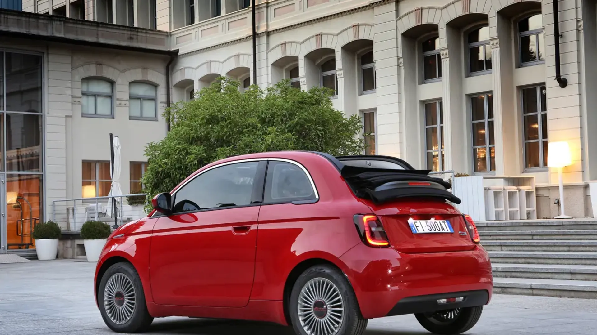 Elettronauti - Fiat 500e 24 kWh - Light Blue - Esterno - Vista anteriore a tre quarti