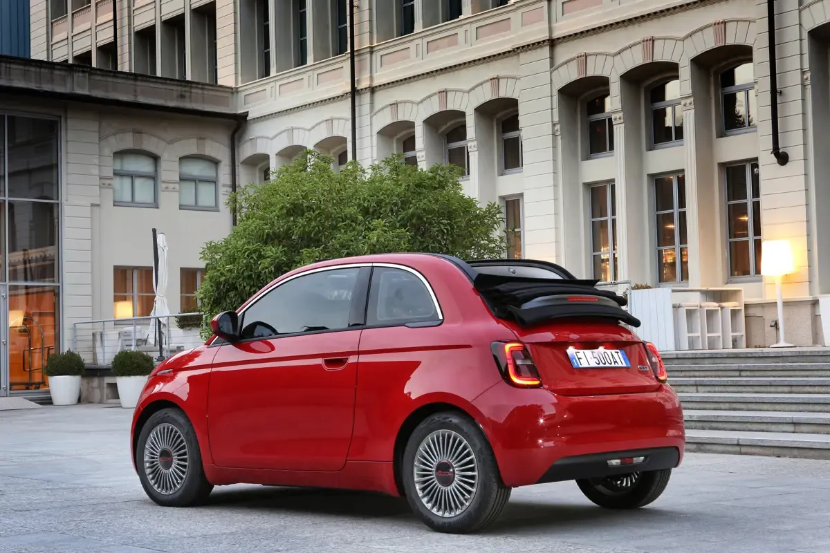 Elettronauti - Fiat 500e 24 kWh - Light Blue - Esterno - Vista anteriore a tre quarti