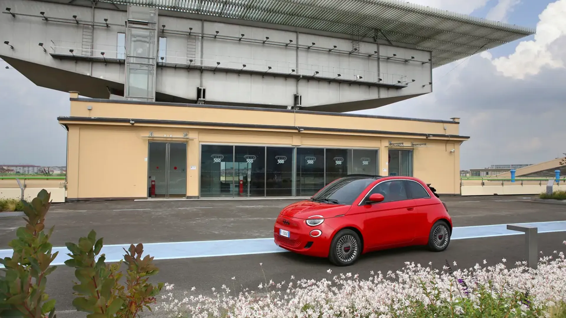 Elettronauti - Fiat 500e 24 kWh - Ocean Green - Esterno - Vista anteriore a tre quarti