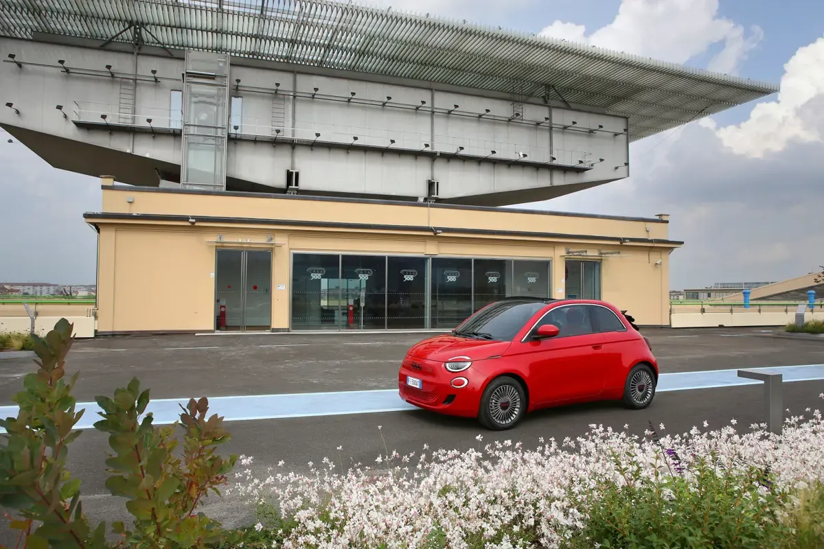 Elettronauti - Fiat 500e 24 kWh - Ocean Green - Esterno - Vista anteriore a tre quarti