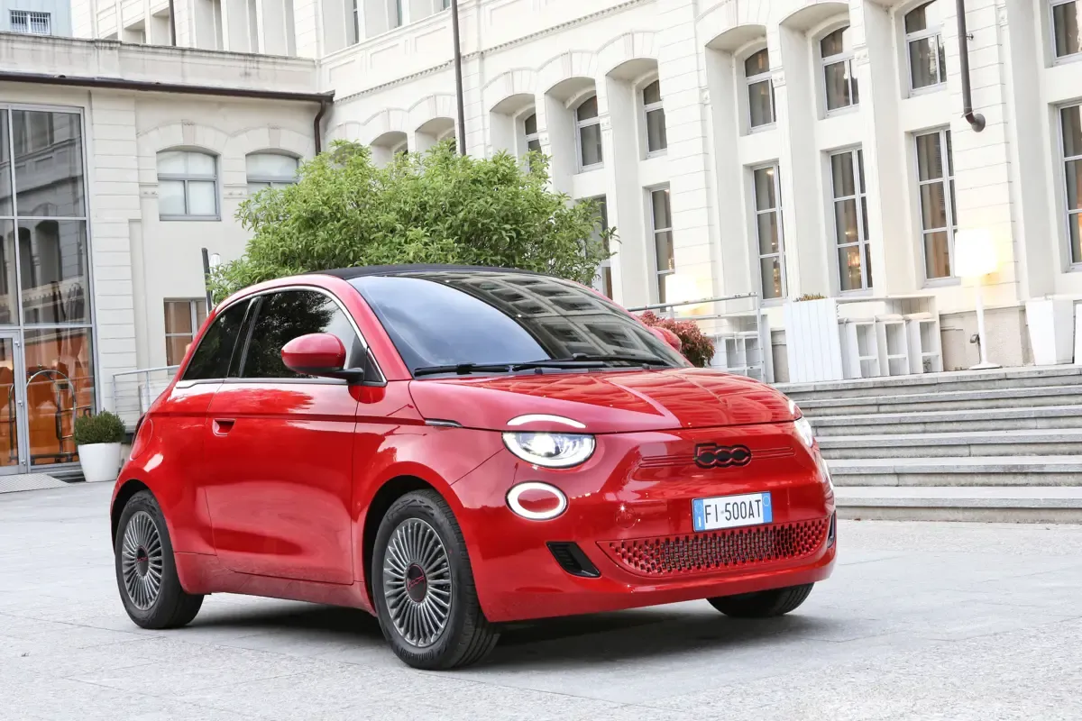 Elettronauti - Fiat 500e 24 kWh - Rose Gold - Esterno - Vista anteriore a tre quarti
