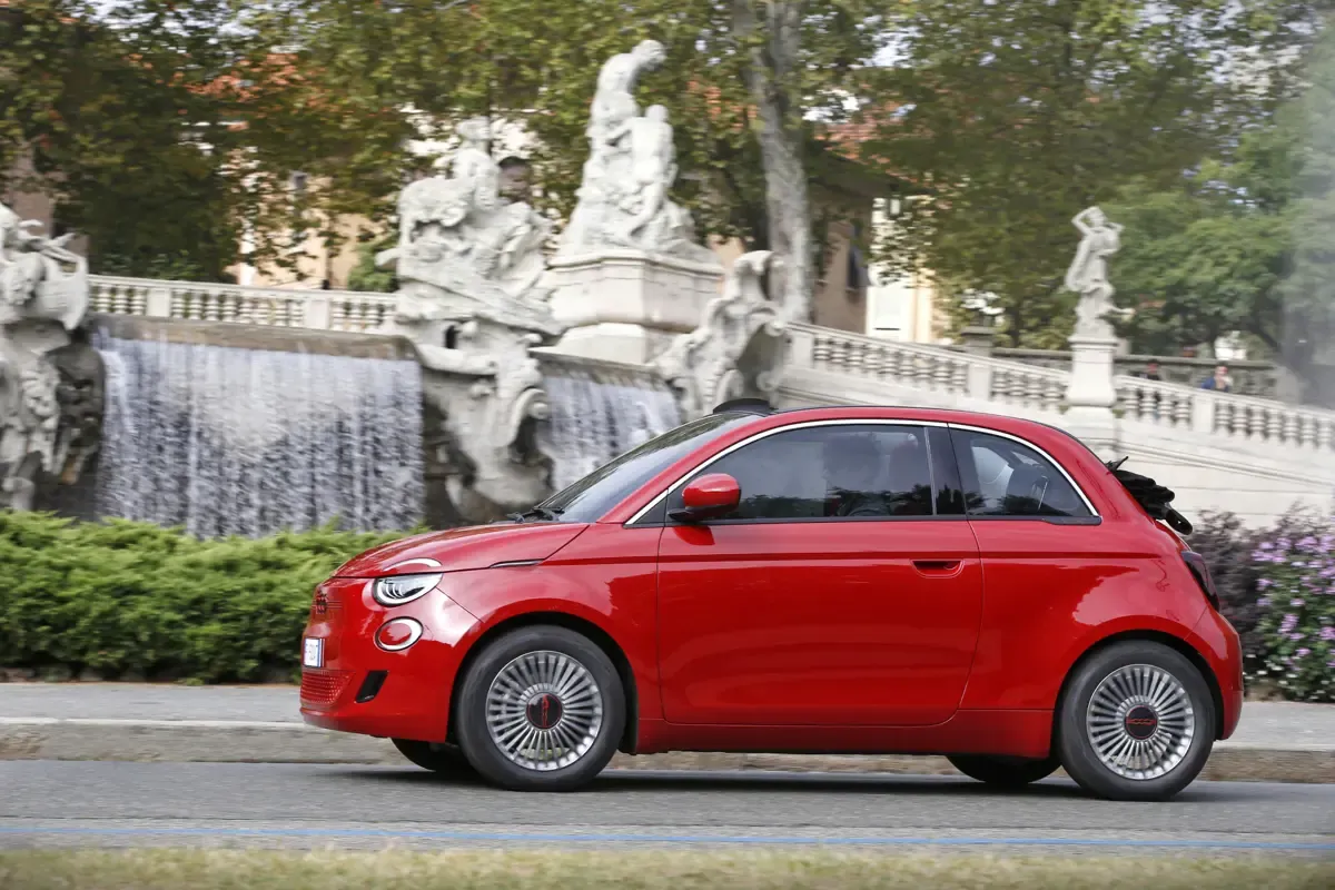 Elettronauti - Fiat 500e 24 kWh - Rose Gold - Esterno - Vista anteriore a tre quarti