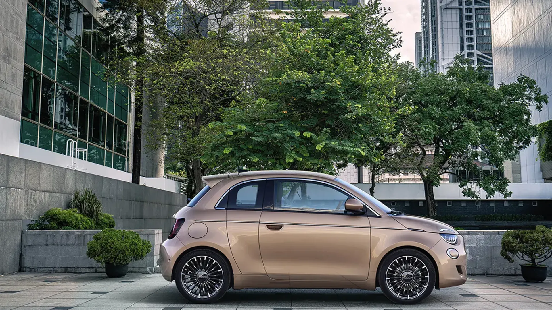 Elettronauti - Fiat 500e 24 kWh - Rose Gold - Esterno - Vista anteriore a tre quarti