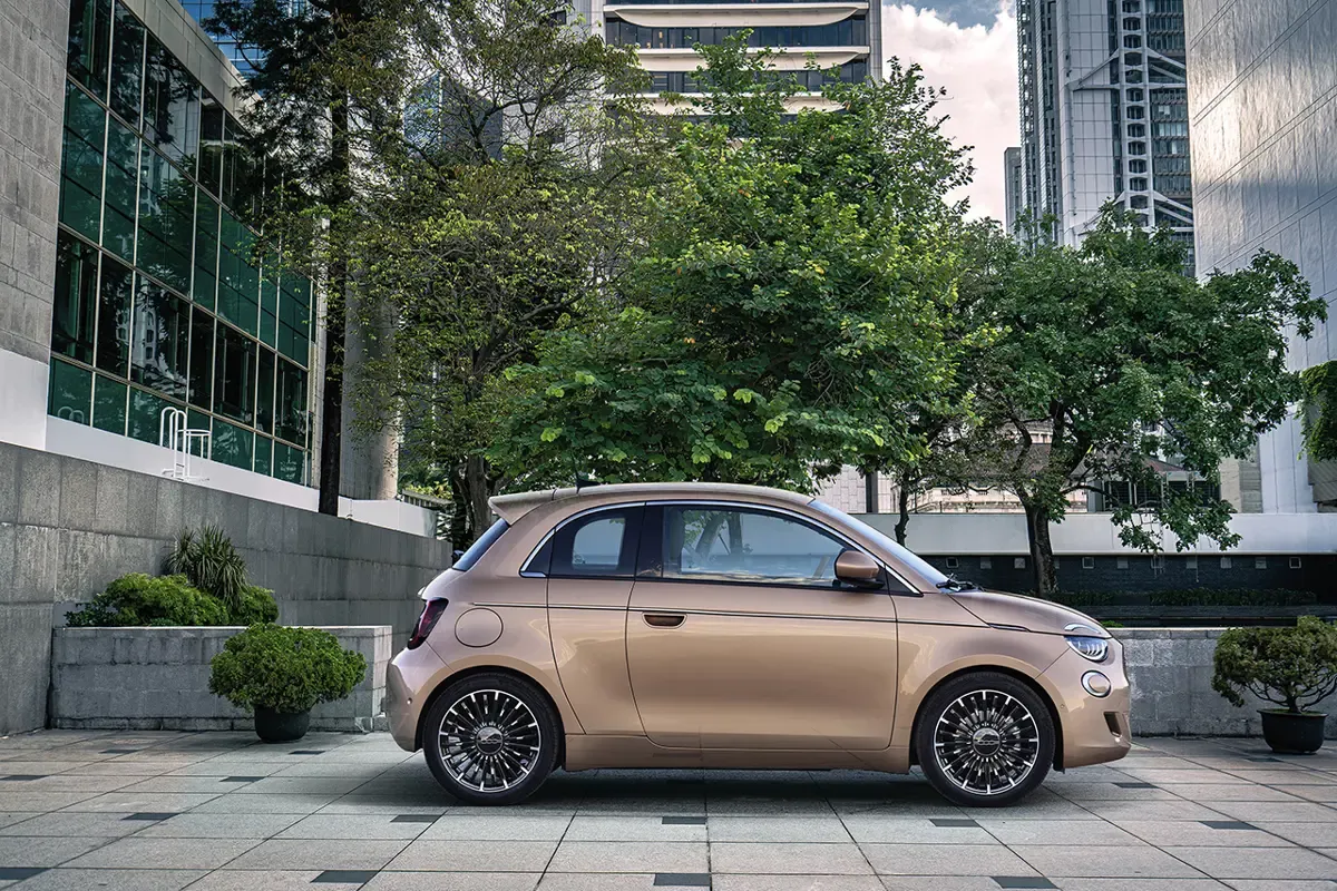 Elettronauti - Fiat 500e 24 kWh - Rose Gold - Esterno - Vista anteriore a tre quarti