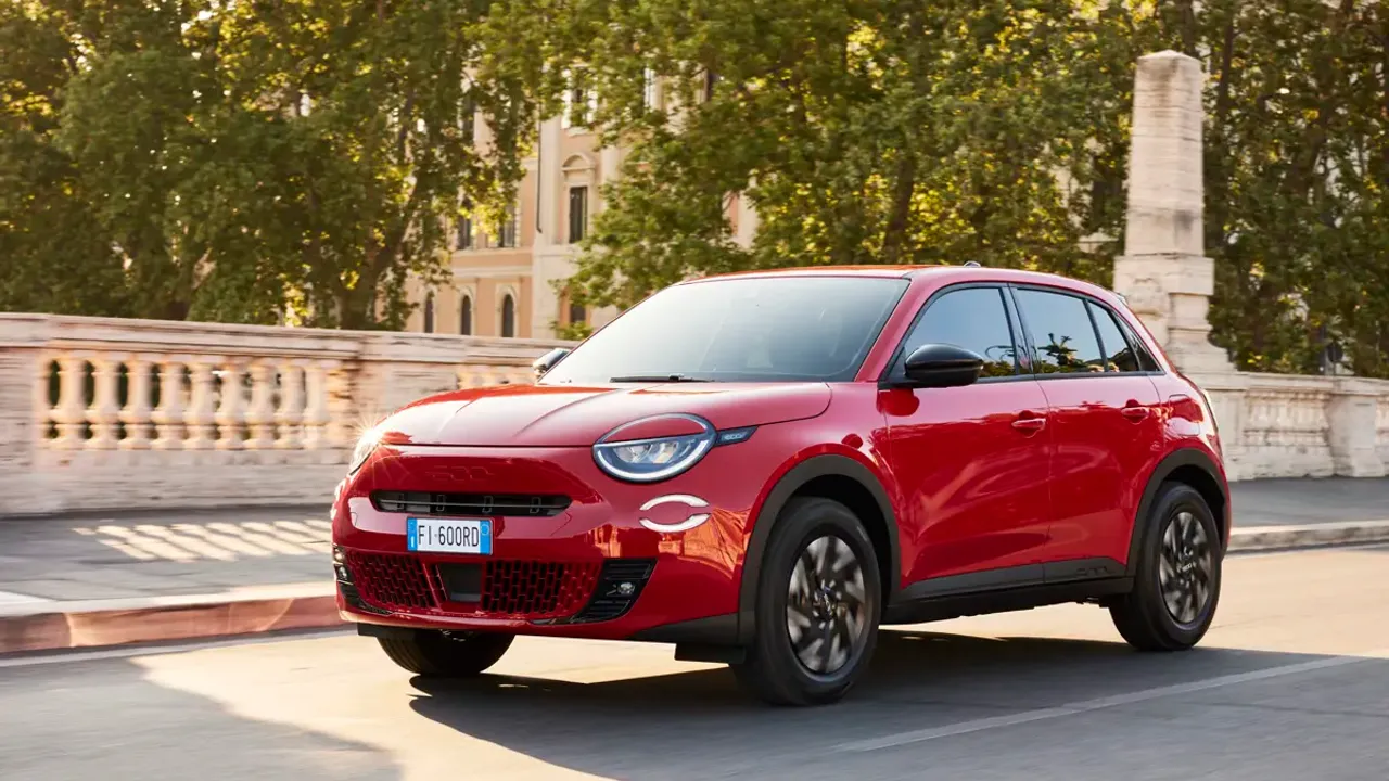 Elettronauti - Fiat 600e - Arancione - Esterno - Vista anteriore a tre quarti