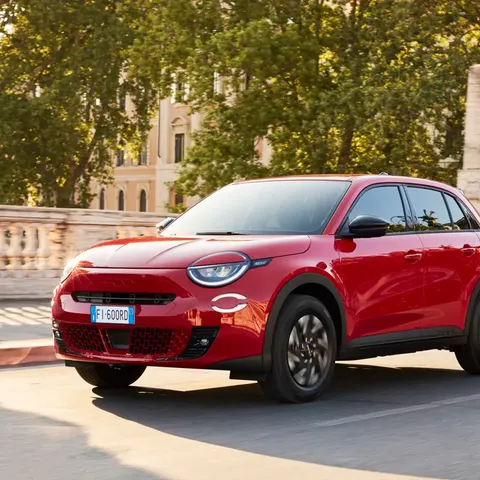 Elettronauti - Fiat 600e - Arancione - Esterno - Vista anteriore a tre quarti