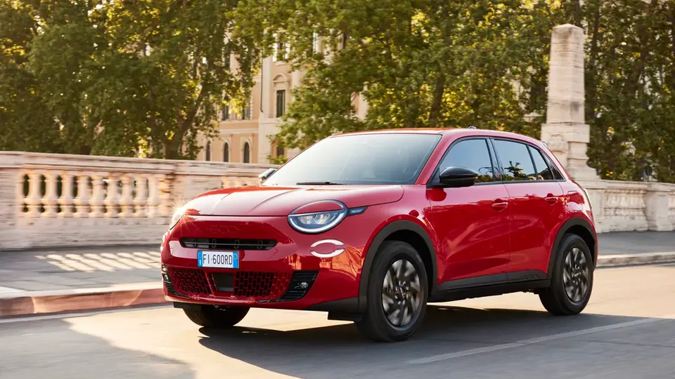 Elettronauti - Fiat 600e - Arancione - Esterno - Vista anteriore a tre quarti