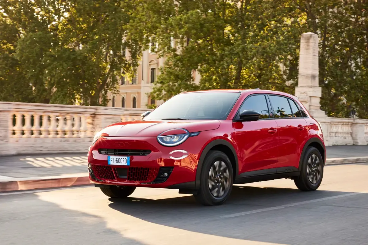 Elettronauti - Fiat 600e - Arancione - Esterno - Vista anteriore a tre quarti