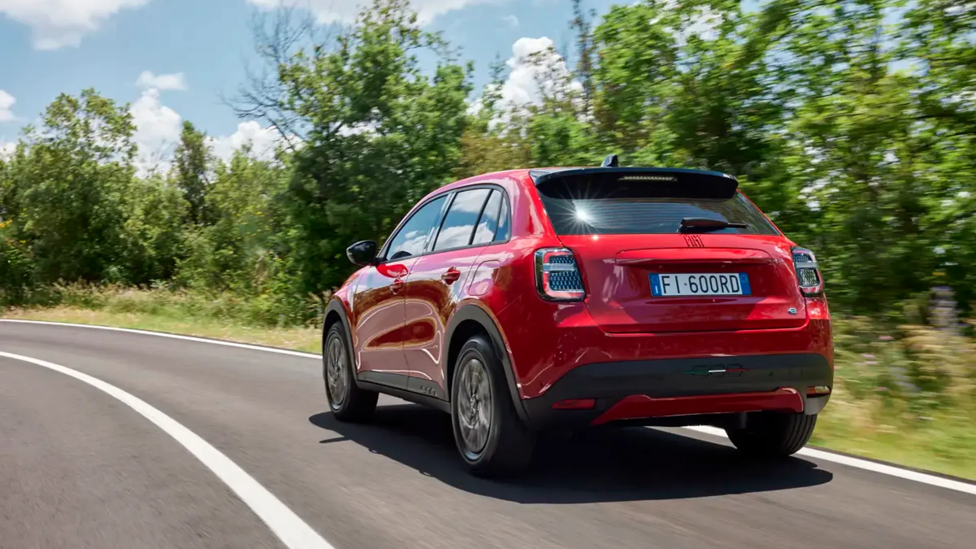 Elettronauti - Fiat 600e - Arancione - Esterno - Vista anteriore a tre quarti