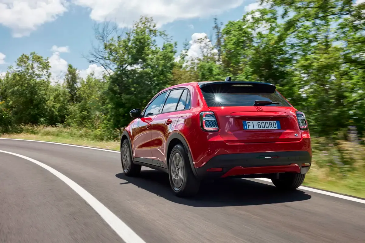 Elettronauti - Fiat 600e - Arancione - Esterno - Vista anteriore a tre quarti