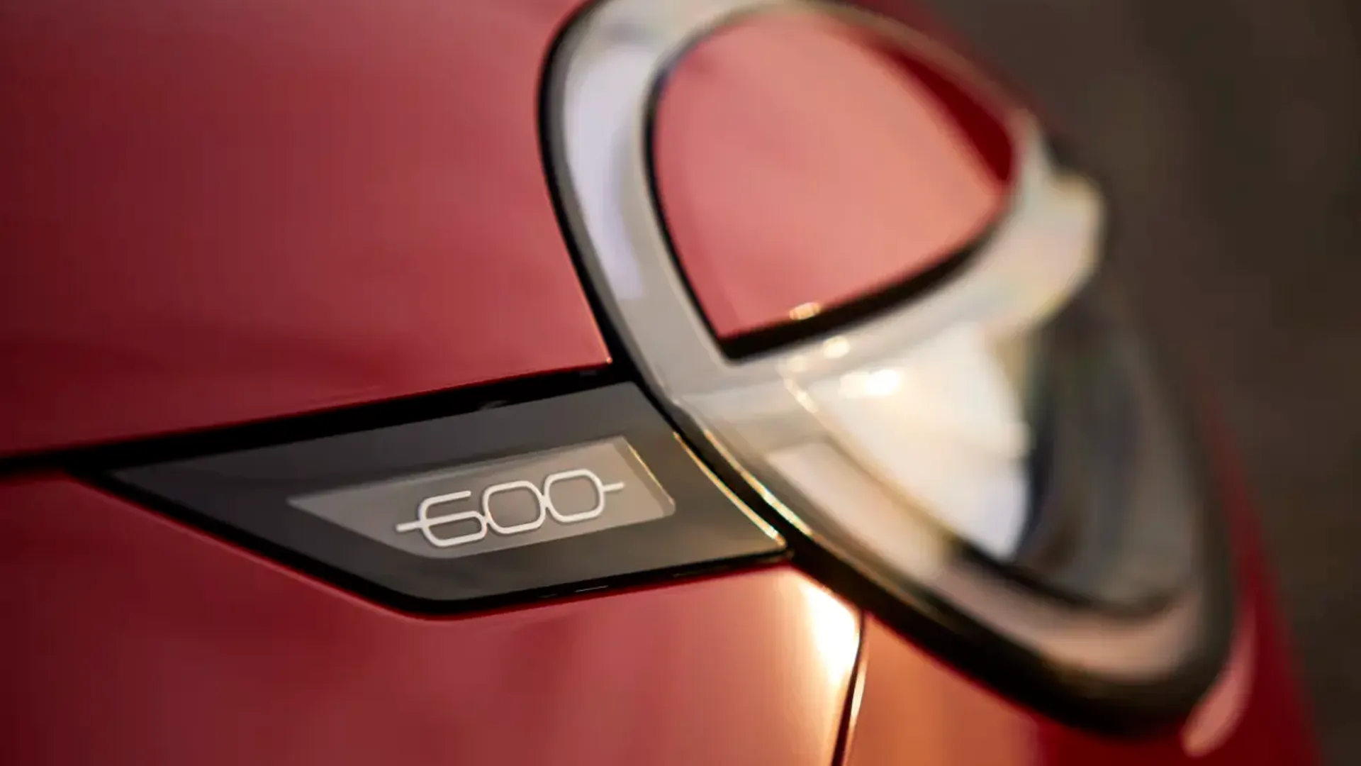Elettronauti - Fiat 600e - Arancione - Esterno - Vista anteriore a tre quarti