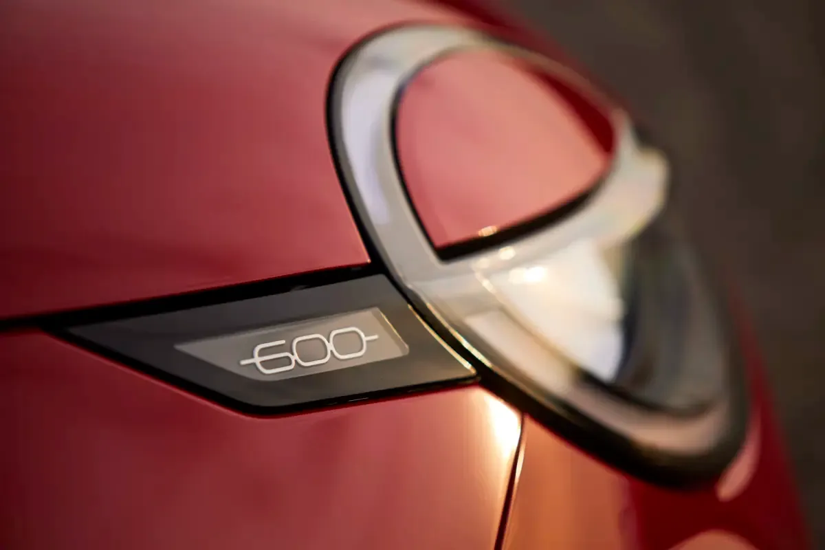 Elettronauti - Fiat 600e - Arancione - Esterno - Vista anteriore a tre quarti