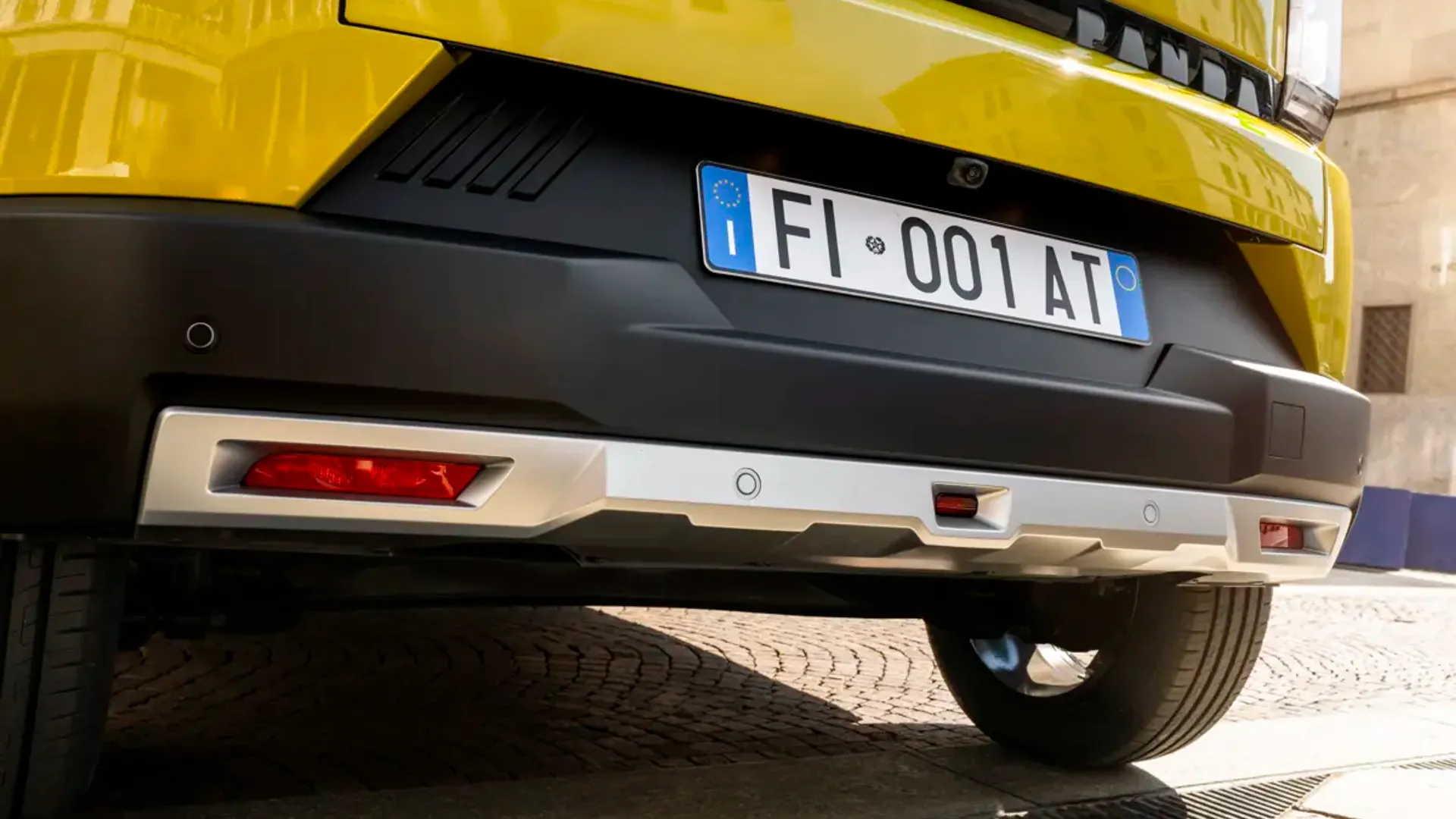 Elettronauti - Fiat Grande Panda - Giallo - Presa di ricarica - Vista anteriore
