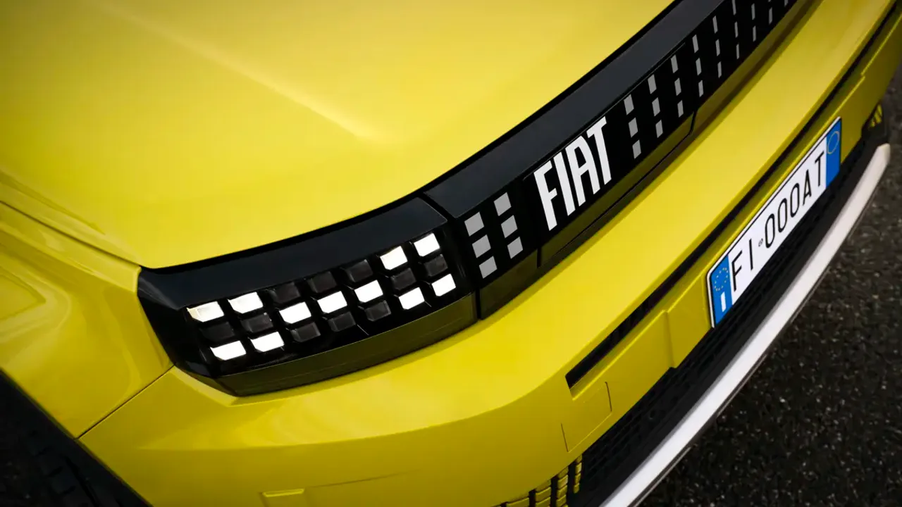 Elettronauti - Fiat Grande Panda - Rosso - Esterno - Vista anteriore a tre quarti