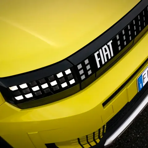 Elettronauti - Fiat Grande Panda - Rosso - Esterno - Vista anteriore a tre quarti