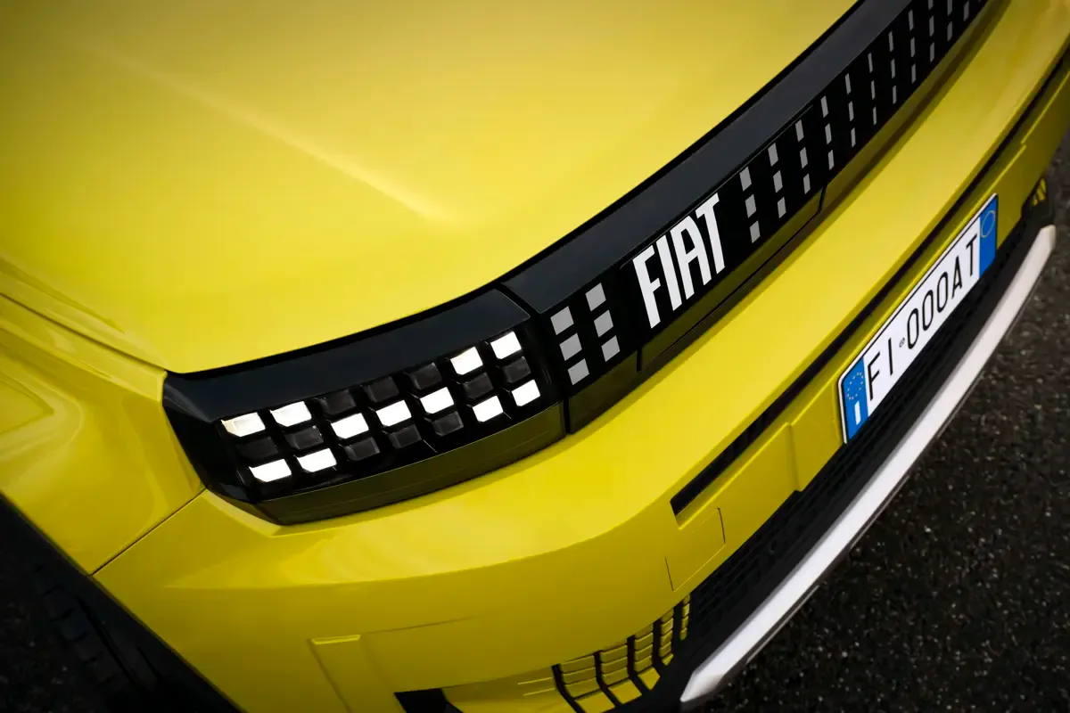Elettronauti - Fiat Grande Panda - Rosso - Esterno - Vista anteriore a tre quarti