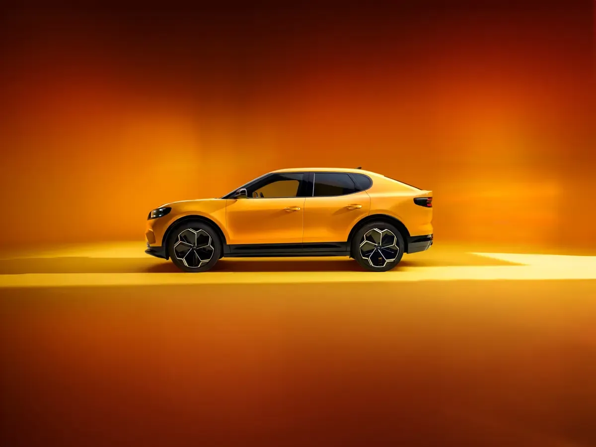 Elettronauti - Ford Capri Standard Range RWD - Giallo - Esterno - Vista anteriore a tre quarti