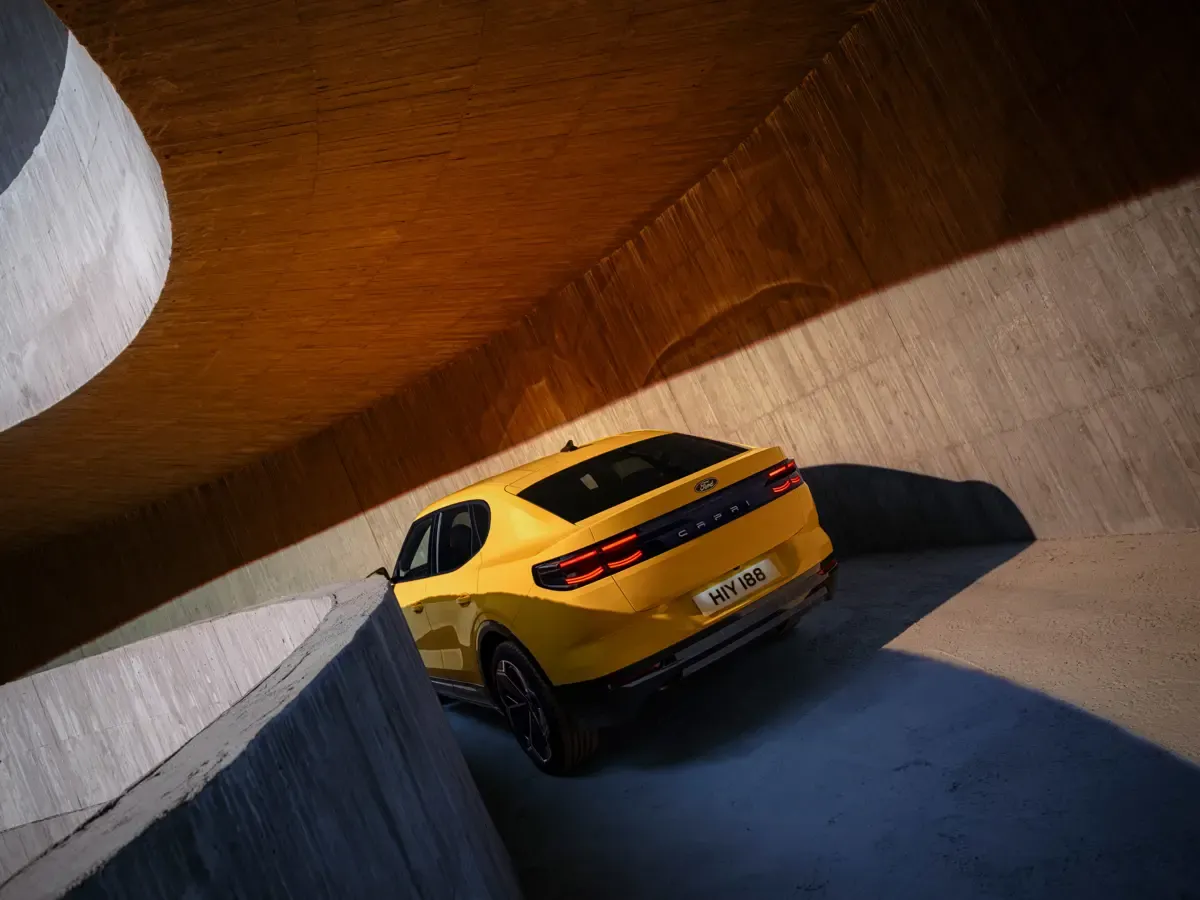 Elettronauti - Ford Capri Standard Range RWD - Giallo - Esterno - Vista anteriore a tre quarti