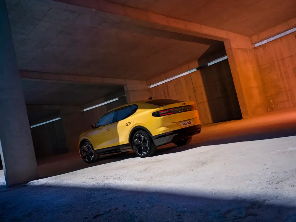 Elettronauti - Ford Capri Standard Range RWD - Giallo - Esterno - Vista anteriore a tre quarti