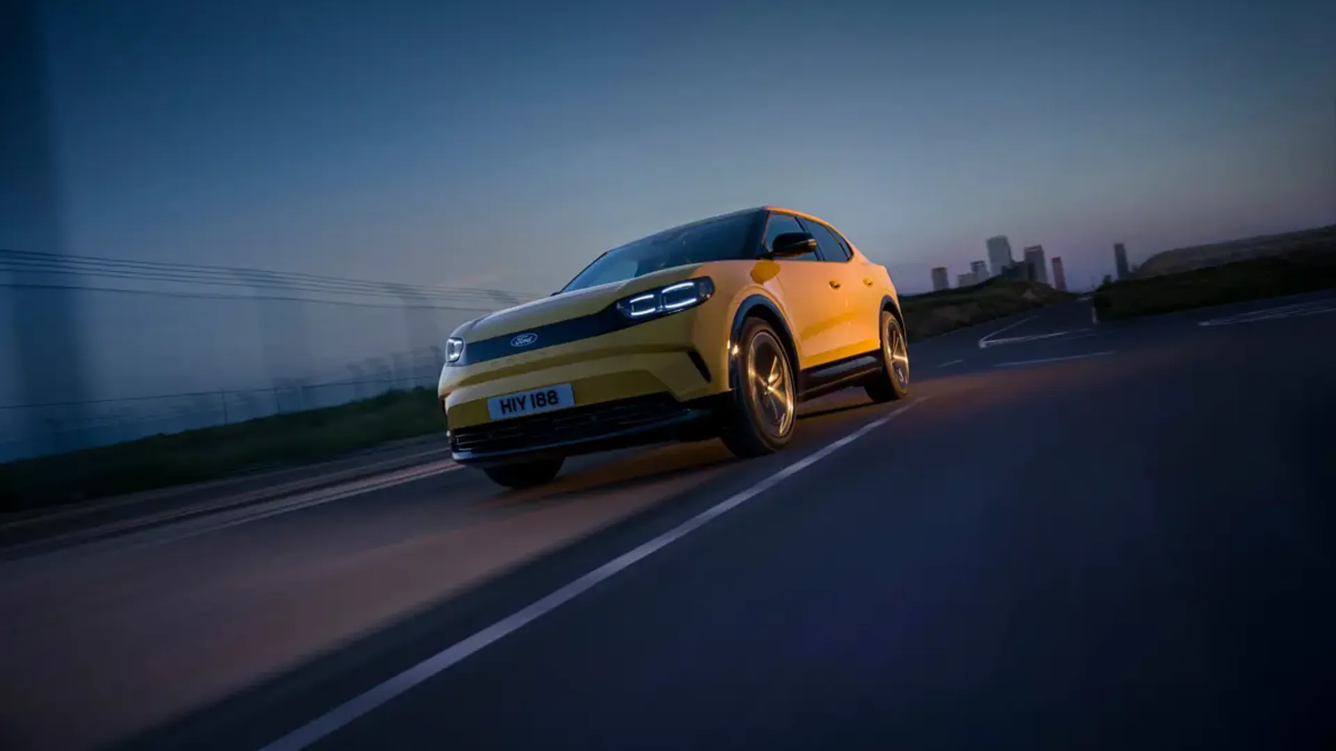 Elettronauti - Ford Capri Standard Range RWD - Giallo - Esterno - Vista anteriore a tre quarti