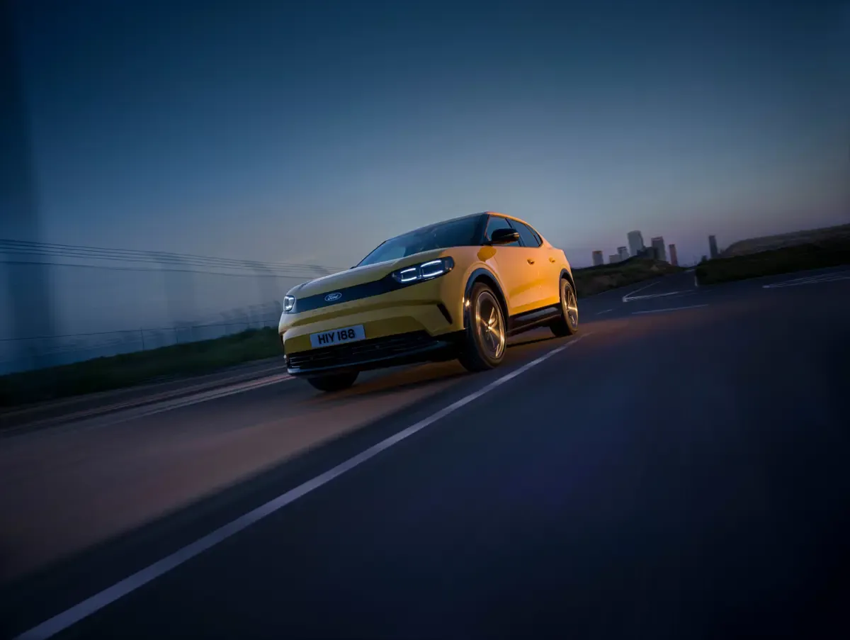 Elettronauti - Ford Capri Standard Range RWD - Giallo - Esterno - Vista anteriore a tre quarti