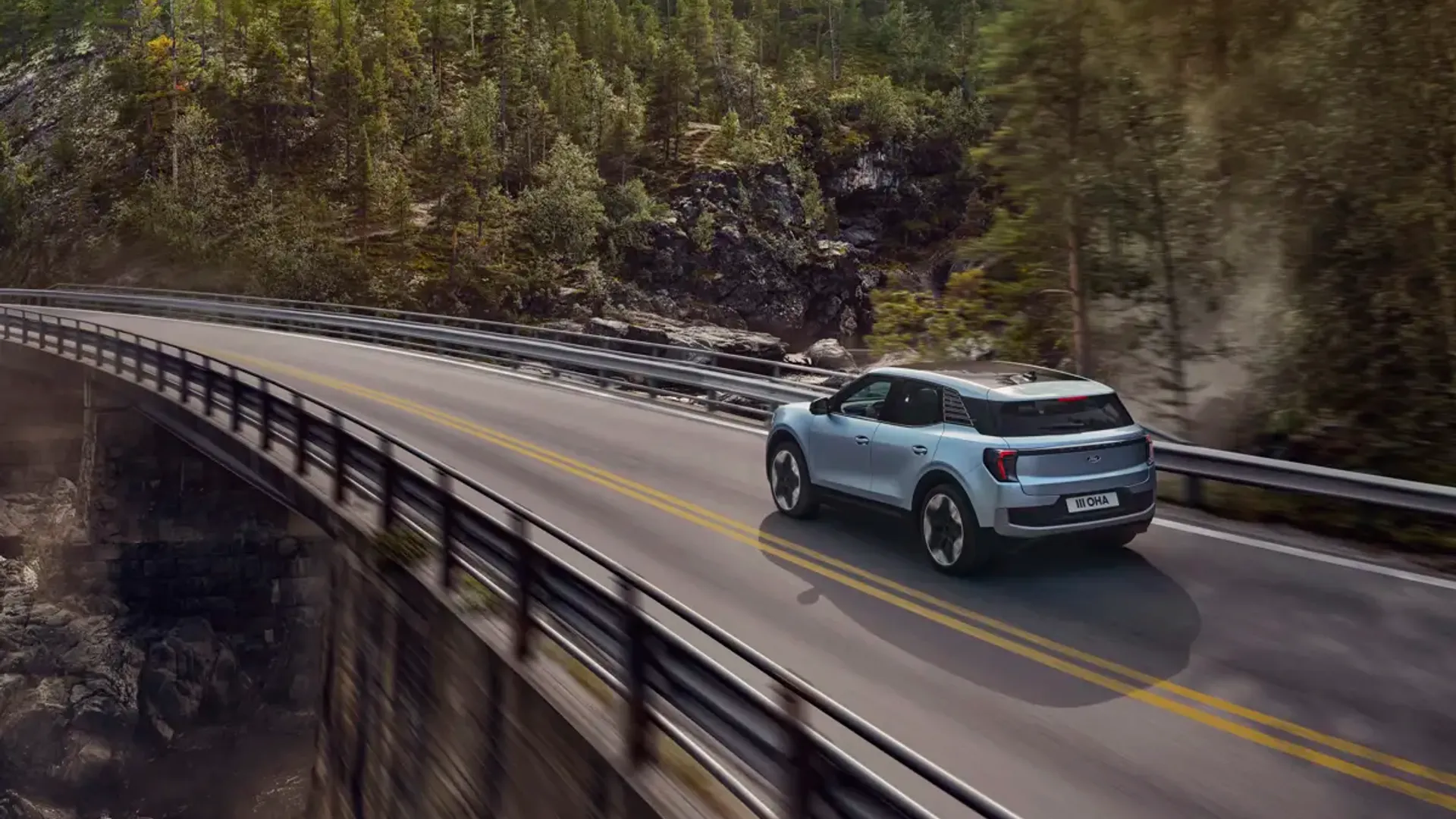 Elettronauti - Ford Explorer Extended Range AWD - Blu - Esterno - Vista anteriore a tre quarti