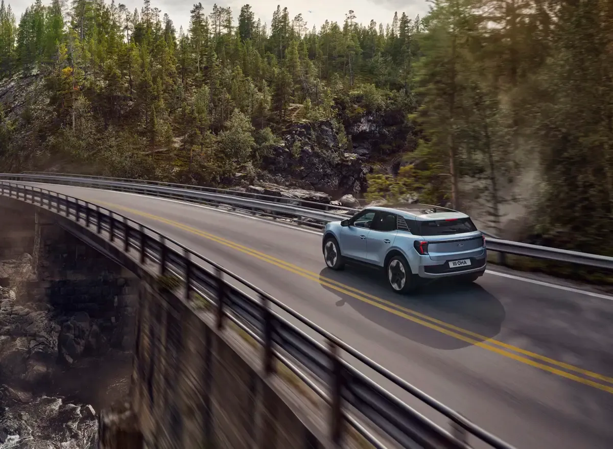 Elettronauti - Ford Explorer Extended Range AWD - Blu - Esterno - Vista anteriore a tre quarti