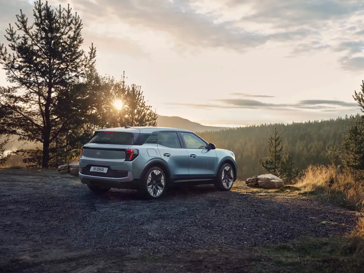 Elettronauti - Ford Explorer Extended Range AWD - Blu - Esterno - Vista anteriore a tre quarti