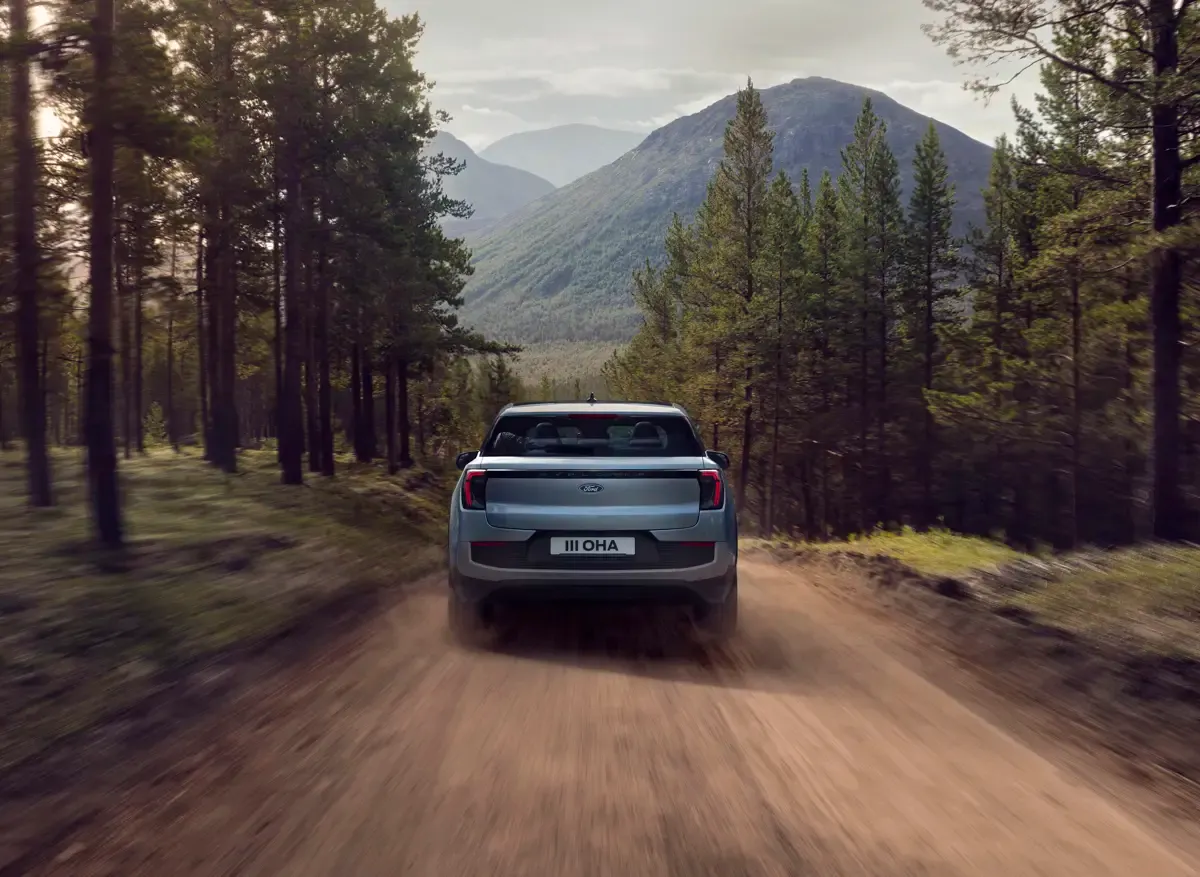 Elettronauti - Ford Explorer Extended Range AWD - Blu - Esterno - Vista anteriore a tre quarti