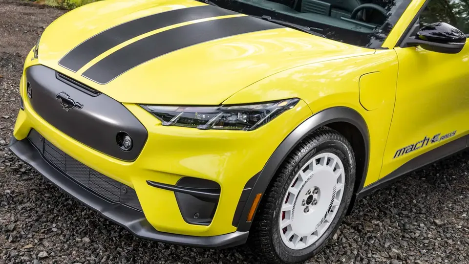 Elettronauti - Ford Mustang Mach-E Rally - Giallo - Esterno - Vista anteriore a tre quarti