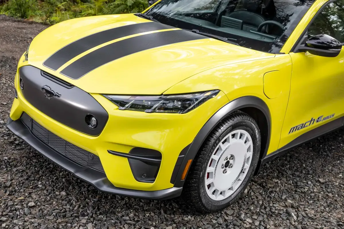 Elettronauti - Ford Mustang Mach-E Rally - Giallo - Esterno - Vista anteriore a tre quarti