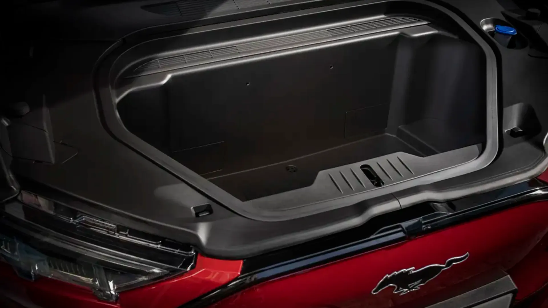 Elettronauti - Ford Mustang Mach-E Extended Range AWD - Bianco - Vano di carico - Bagagliaio anteriore