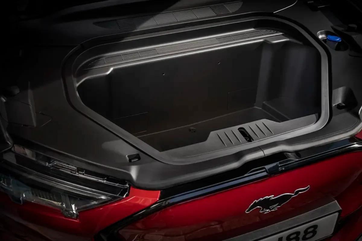 Elettronauti - Ford Mustang Mach-E Extended Range AWD - Bianco - Vano di carico - Bagagliaio anteriore