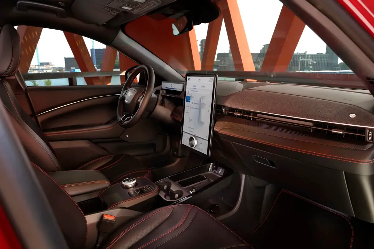 Elettronauti - Ford Mustang Mach-E Extended Range AWD - Plancia - Vista della plancia