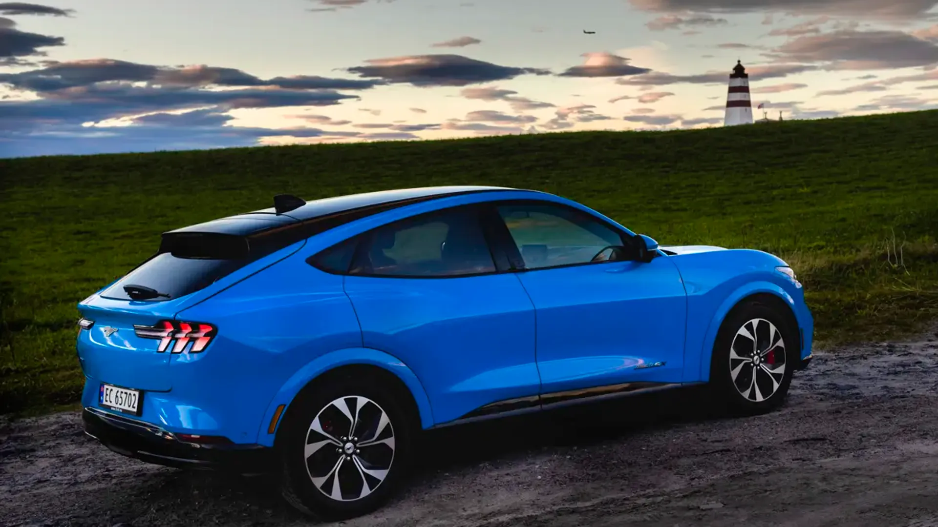 Elettronauti - Ford Mustang Mach-E Extended Range AWD - Blu - Esterno - Vista anteriore a tre quarti