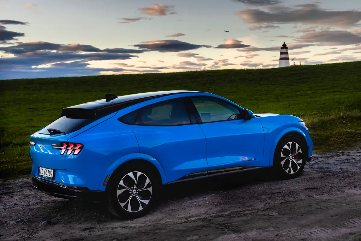 Elettronauti - Ford Mustang Mach-E Extended Range AWD - Blu - Esterno - Vista anteriore a tre quarti