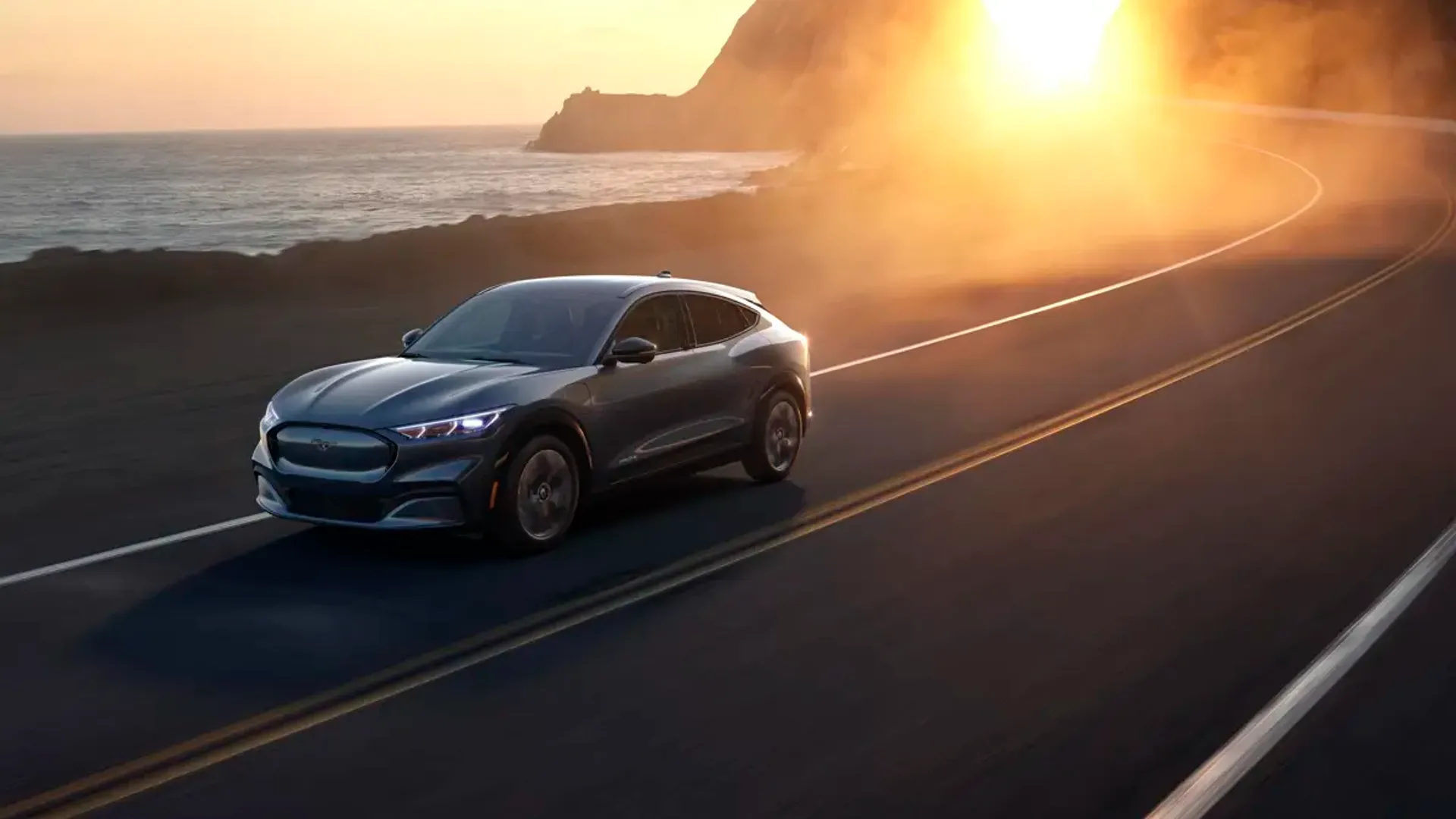 Elettronauti - Ford Mustang Mach-E Extended Range AWD - Dark Blue - Esterno - Vista anteriore a tre quarti