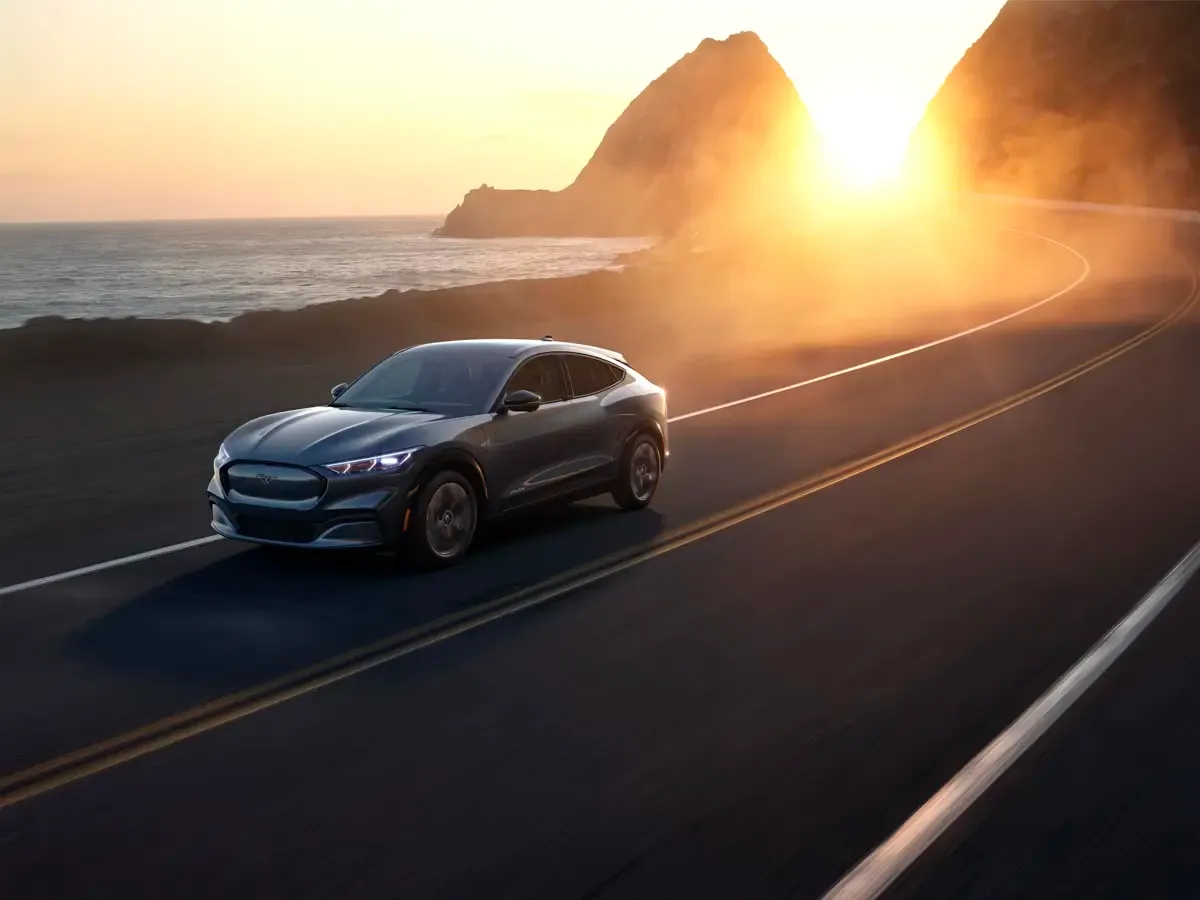 Elettronauti - Ford Mustang Mach-E Extended Range AWD - Dark Blue - Esterno - Vista anteriore a tre quarti