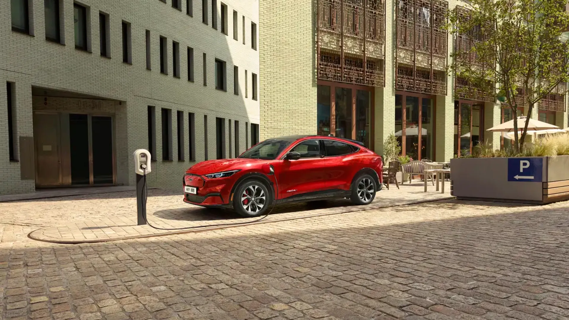 Elettronauti - Ford Mustang Mach-E Extended Range AWD - Dark Gray - Esterno - Vista anteriore a tre quarti