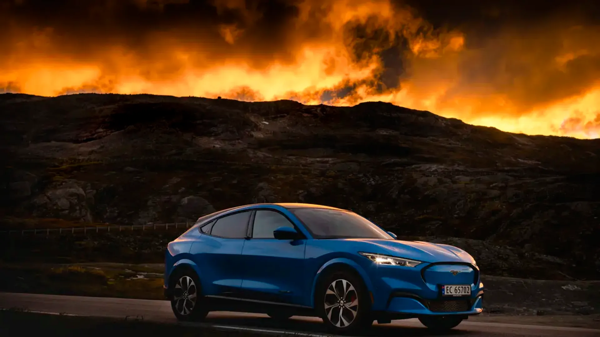 Elettronauti - Ford Mustang Mach-E Extended Range AWD - Grigio - Esterno - Vista anteriore a tre quarti