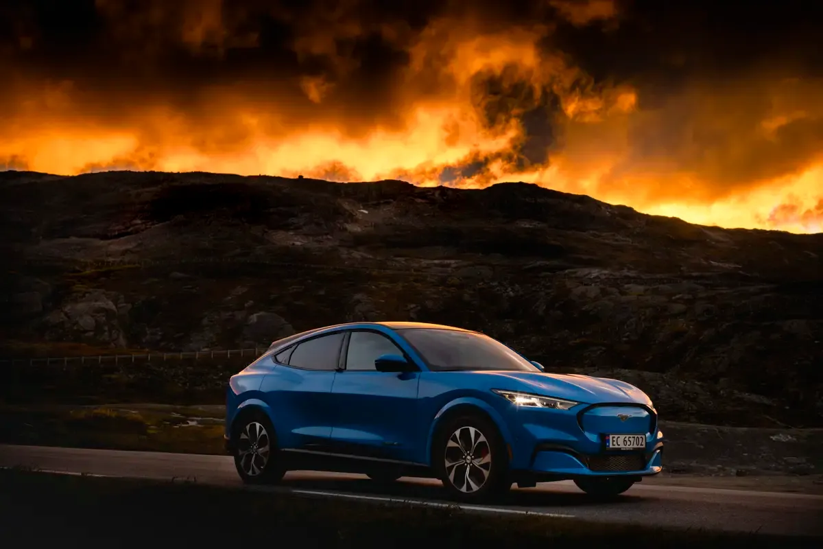 Elettronauti - Ford Mustang Mach-E Extended Range AWD - Grigio - Esterno - Vista anteriore a tre quarti