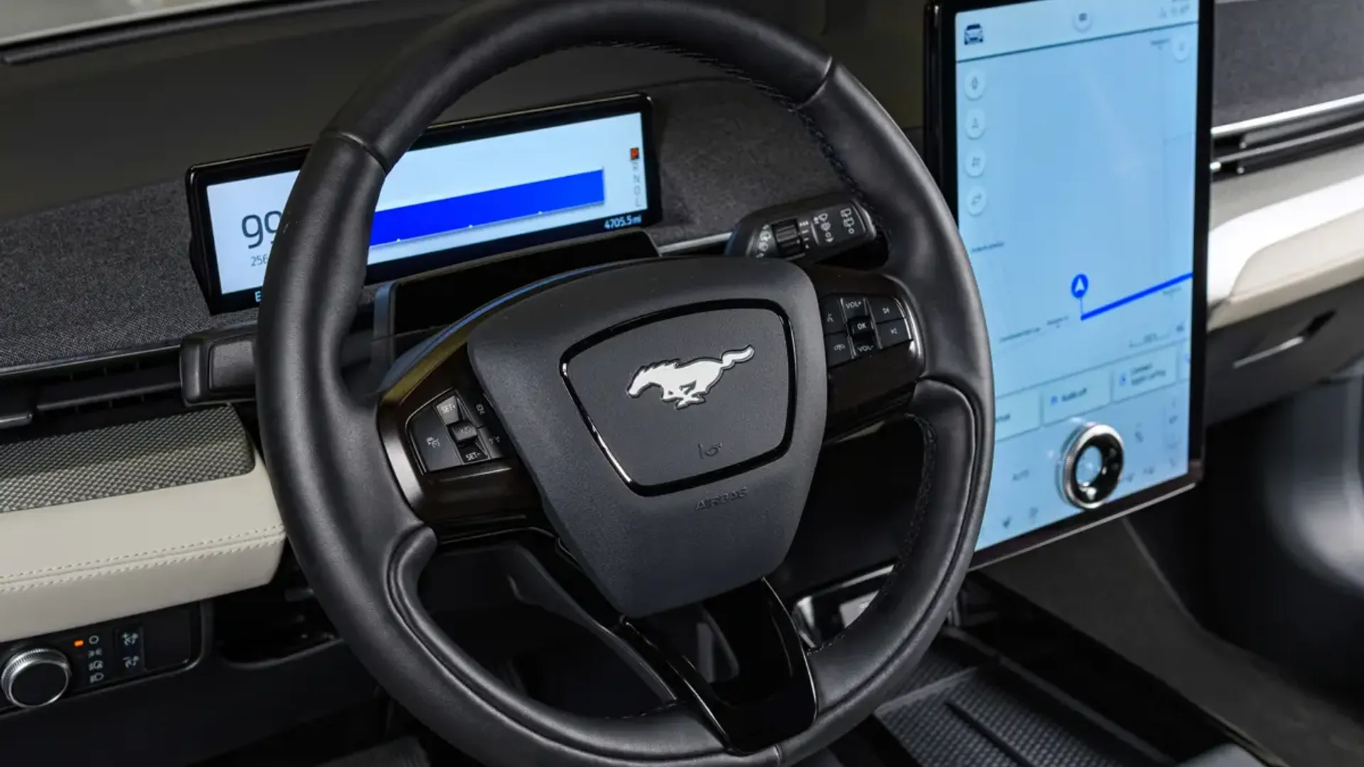 Elettronauti - Ford Mustang Mach-E Extended Range AWD - Light Blue - Esterno - Vista anteriore a tre quarti