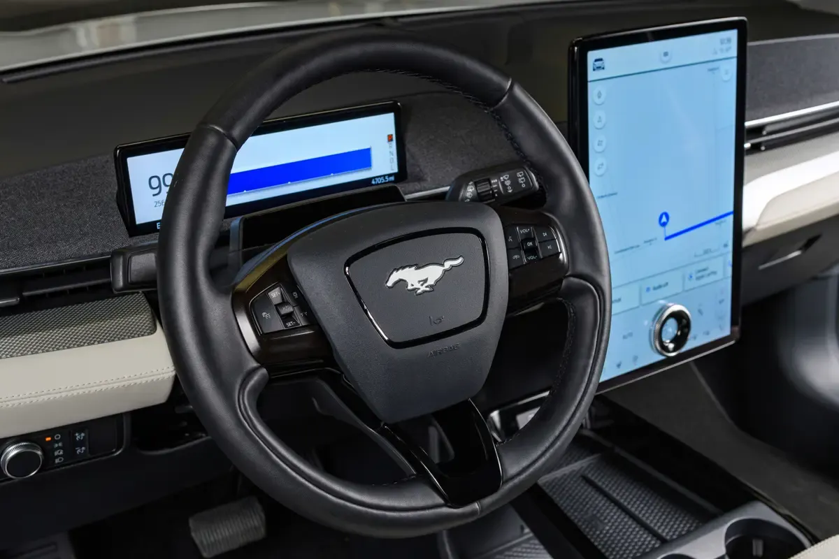 Elettronauti - Ford Mustang Mach-E Extended Range AWD - Light Blue - Esterno - Vista anteriore a tre quarti