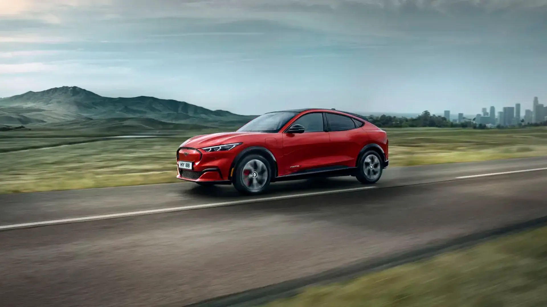 Elettronauti - Ford Mustang Mach-E Extended Range AWD - Rosso - Esterno - Vista anteriore a tre quarti