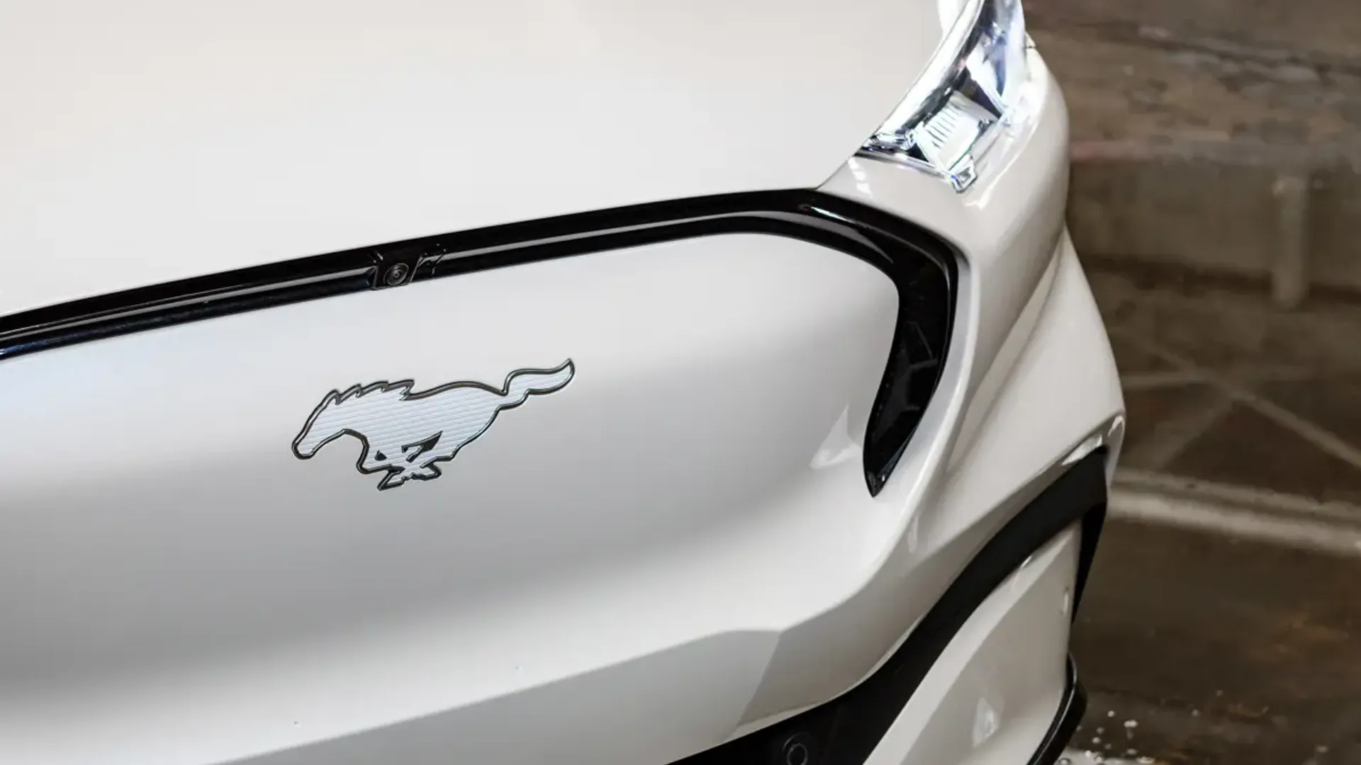 Elettronauti - Ford Mustang Mach-E Extended Range AWD - Argento - Esterno - Vista anteriore a tre quarti