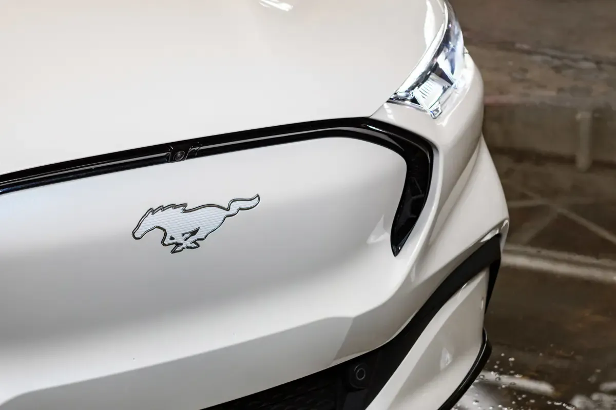 Elettronauti - Ford Mustang Mach-E Extended Range AWD - Argento - Esterno - Vista anteriore a tre quarti