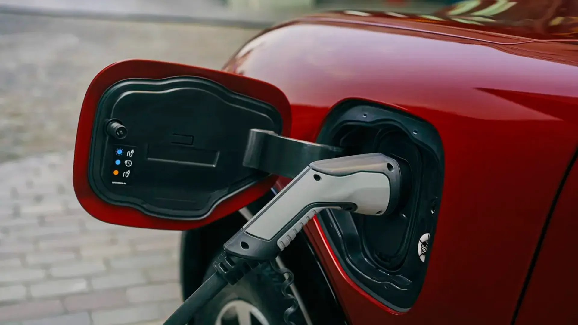 Elettronauti - Ford Mustang Mach-E Extended Range AWD - Bianco - Esterno - Vista anteriore a tre quarti