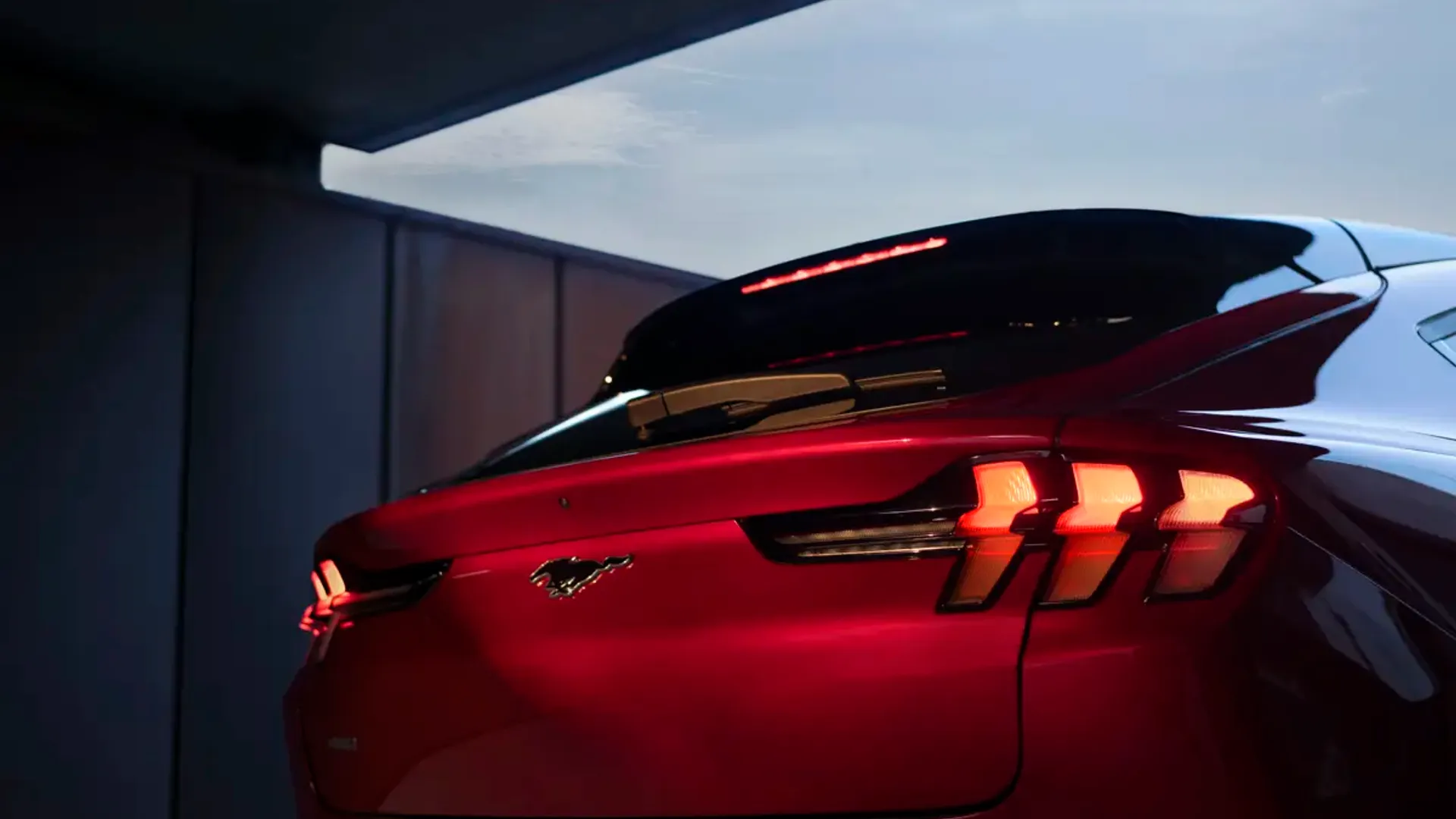 Elettronauti - Ford Mustang Mach-E Extended Range AWD - Rosso - Esterno - Vista posteriore